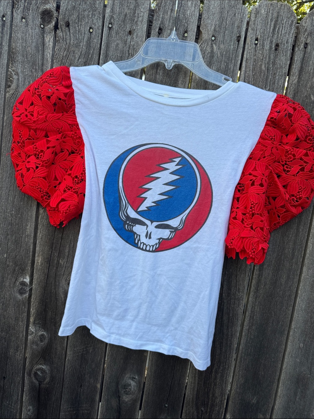 Alice + Olivia White Tee with Red Lace Puff Sleeves and Graphic Skull